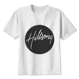 Kaos putih dengan logo tulisan Hillsong di dalam lingkaran hitam