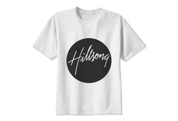 Kaos putih dengan logo tulisan Hillsong di dalam lingkaran hitam